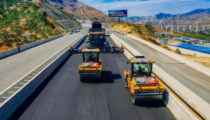 全球首次！無人駕駛壓路機成群結(jié)隊“上路”！