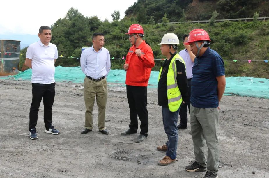 涼山州委常委、政法委書記阿石拉比到G348線(原S307）鹽源小高山隧道工程SG標段項目檢查工作