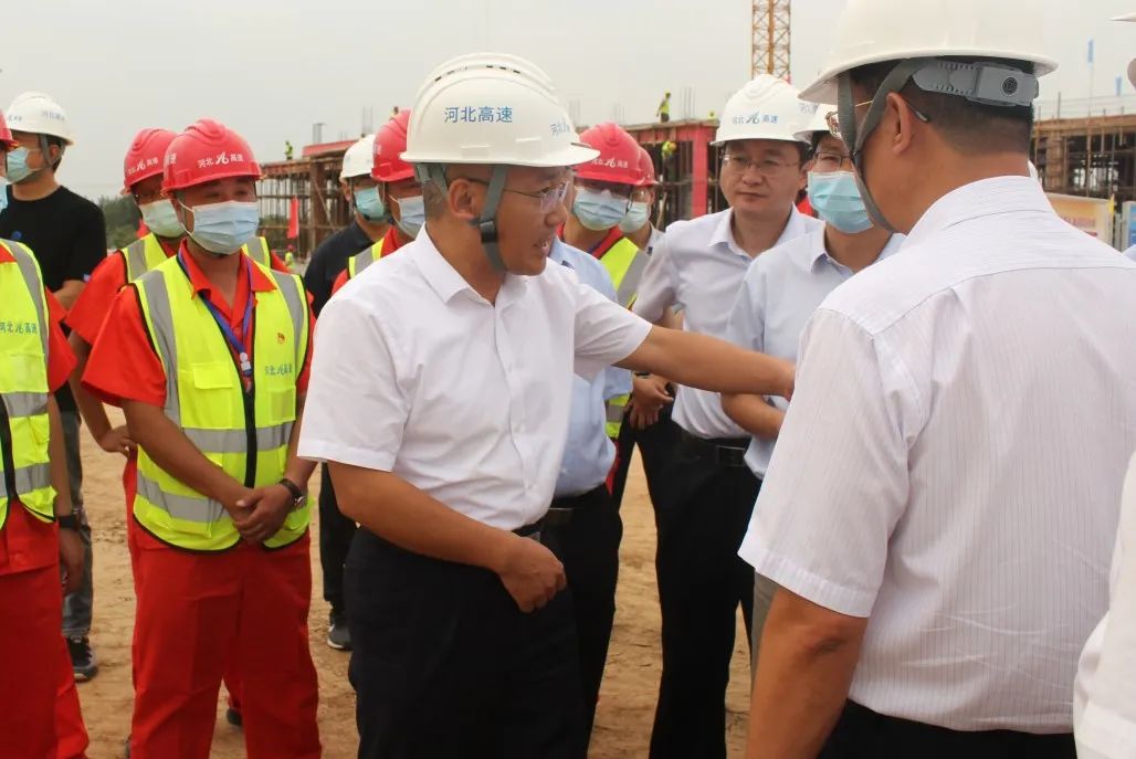 河北省政府副省長、黨組成員胡啟生深入石家莊東、石家莊南收費站改建工程項目視察工作