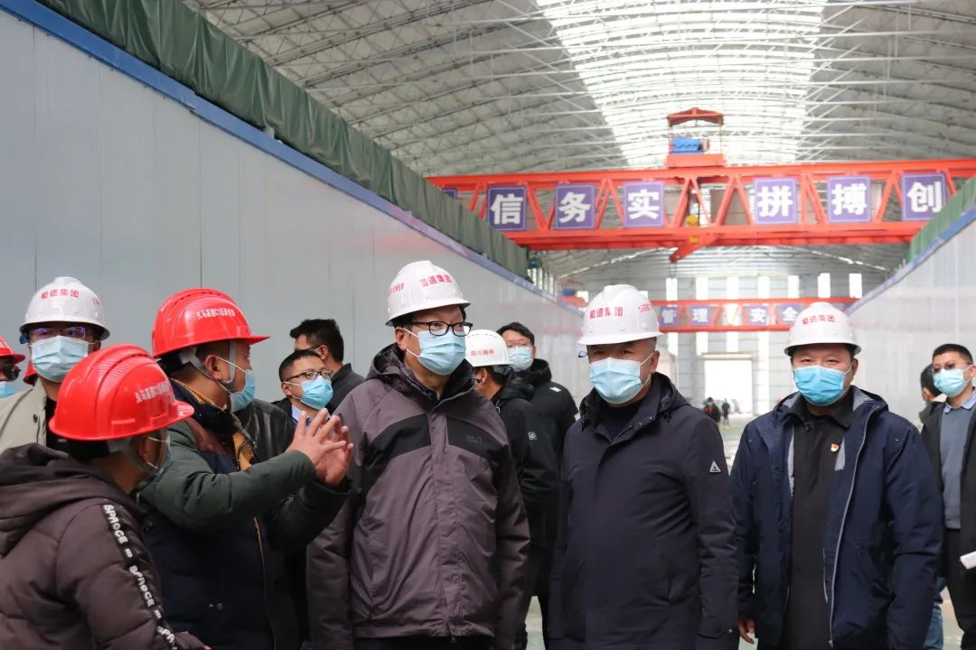 四川省阿壩州委副書(shū)記、州人民政府州長(zhǎng)、黨組書(shū)記羅振華到久馬高速公路C1總承包項(xiàng)目檢查指導(dǎo)工作