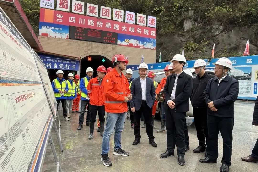 蜀道高速集團黨委副書記、副董事長、總經(jīng)理肖波到峨漢高速2-6分部檢查指導(dǎo)工作