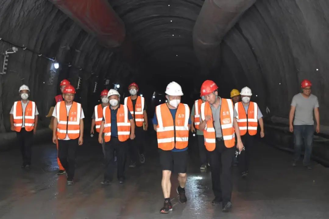 川交公司黨委副書記、董事、總經(jīng)理魯正偉到各項目檢查指導(dǎo)工作