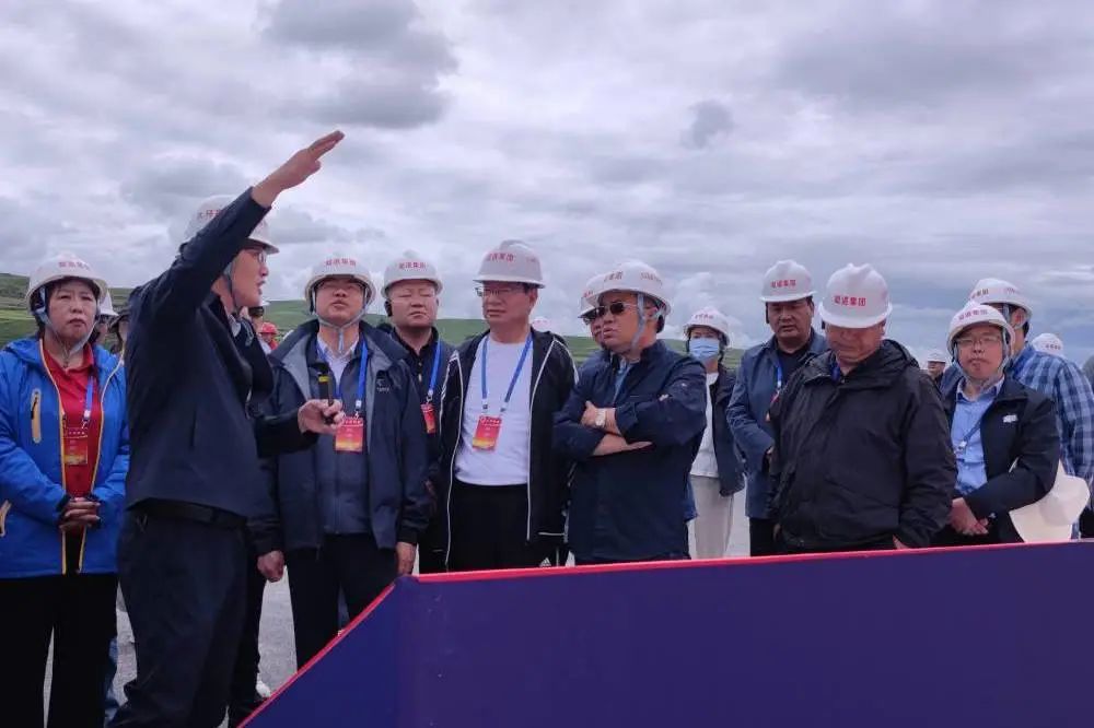 阿壩州人大常委會組織全國、省、州等部分人大代表赴久馬高速公路C1總承包項目調(diào)研