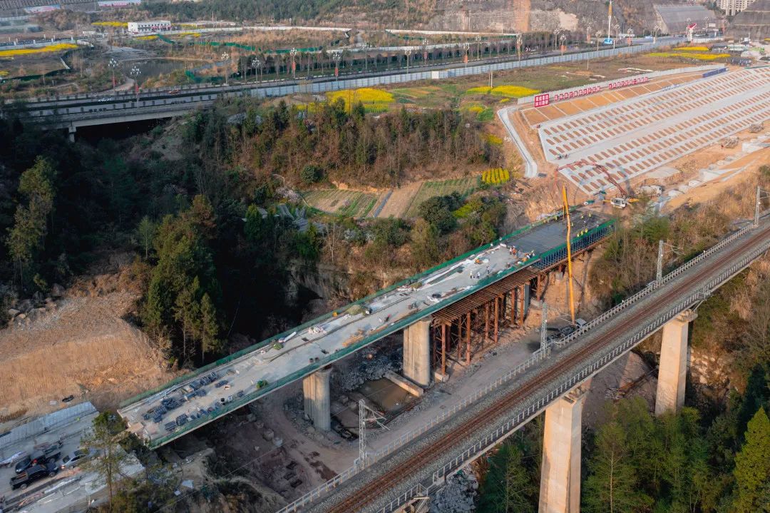 階段性進展！漢巴南鐵路HBNZQSG-6標(biāo) 首座大橋順利貫通