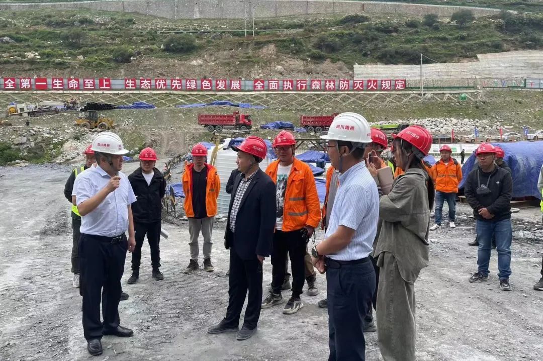 川交公司黨委書記、董事長(zhǎng)杜江林到都四山地軌道交通項(xiàng)目DSZH標(biāo)檢查指導(dǎo)工作