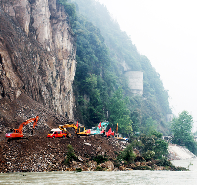 2013年，公司參與蘆山“4.20”地震搶險在懸崖峭壁中推進