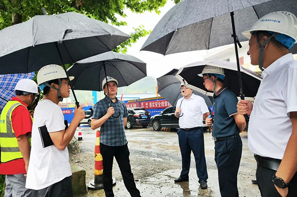 廣安市交通運(yùn)輸局黨組書記、局長(zhǎng)萬(wàn)愛明至華鎣山隧道及引道工程第2合同段項(xiàng)目調(diào)研督導(dǎo)防汛工作