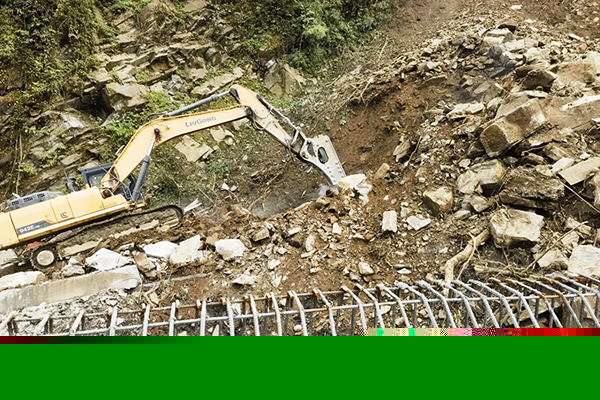 精準預判與緊急避險，成功化解塌方危機