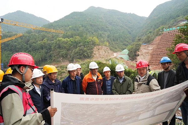 蜀道集團(tuán)首席專家李永林到鎮(zhèn)廣高速川王段B4、B5項(xiàng)目開展鎮(zhèn)廣高速危大工程專題調(diào)研