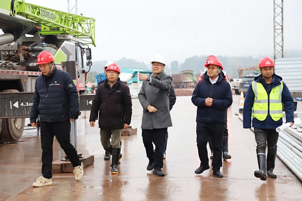 川交公司黨委副書記、職工董事、工會主席張成松深入大墊高速TJ3標檢查指導工作