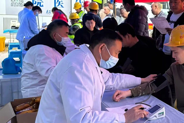 鹽亭經(jīng)開區(qū)項目“上門體檢”暖一線，為產(chǎn)業(yè)工人健康“保駕護(hù)航”