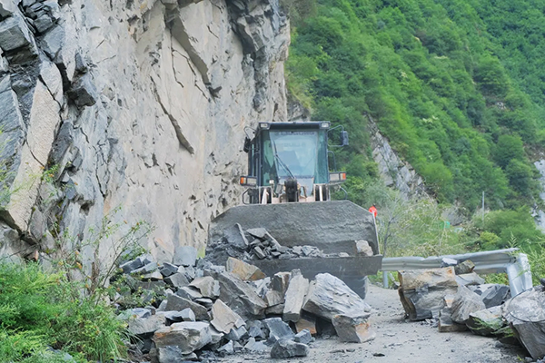 川汶高速TJ7項目緊急馳援楊柳村山體滑坡?lián)岆U