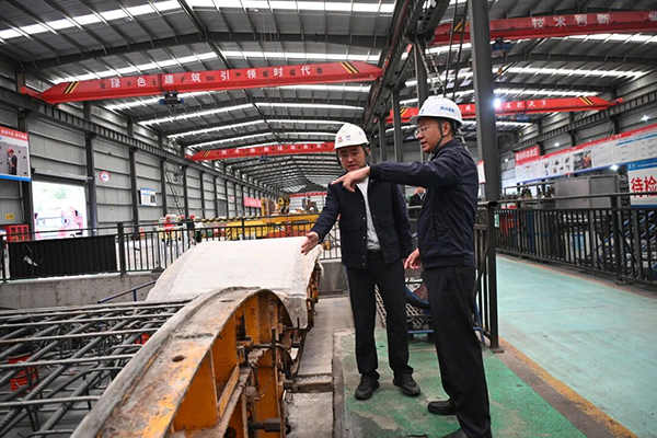 四川路橋黨委委員、紀(jì)委書記焦利軍赴都四項(xiàng)目檢查指導(dǎo)工作