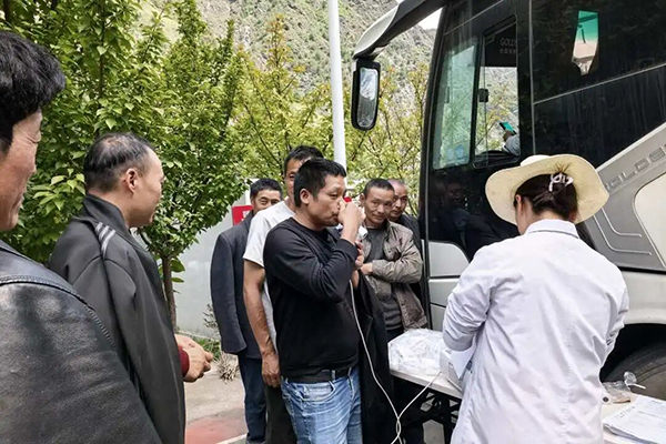 麻德美麗鄉(xiāng)村公路項(xiàng)目組織一線工人崗前職業(yè)健康體檢